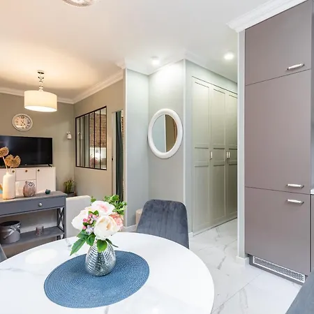 Superapart Wojska Polskiego, Serene Urban Retreat With Skyline Views Apartament
