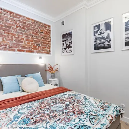 Superapart Wojska Polskiego, Serene Urban Retreat With Skyline Views Varsovie