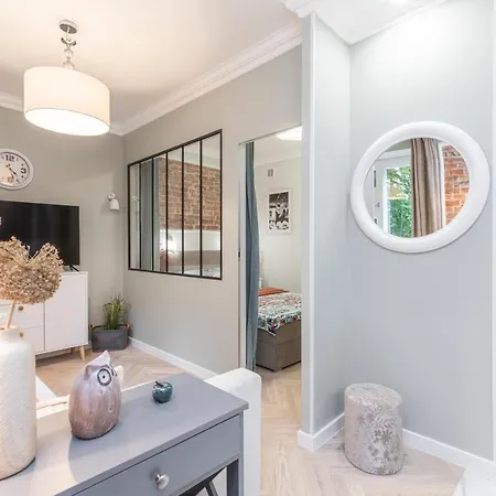 Superapart Wojska Polskiego, Serene Urban Retreat With Skyline Views Varsovie