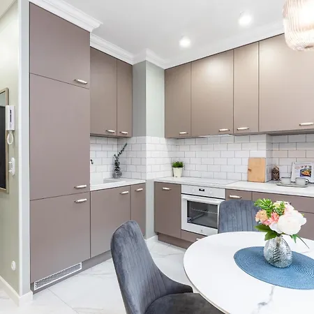 Apartment Superapart Wojska Polskiego, Serene Urban Retreat With Skyline Views Warschau